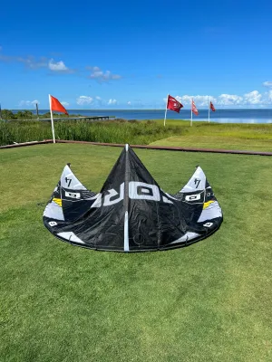USED Core Xlite Kite-4m-White/Black